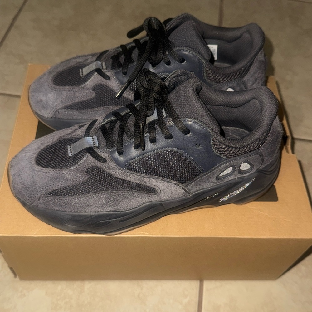 YEEZY 350 - Picture 2 of 4